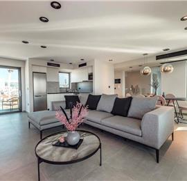 3 bedroom penthouse apartment with pool in Chania town, sleeps 6
